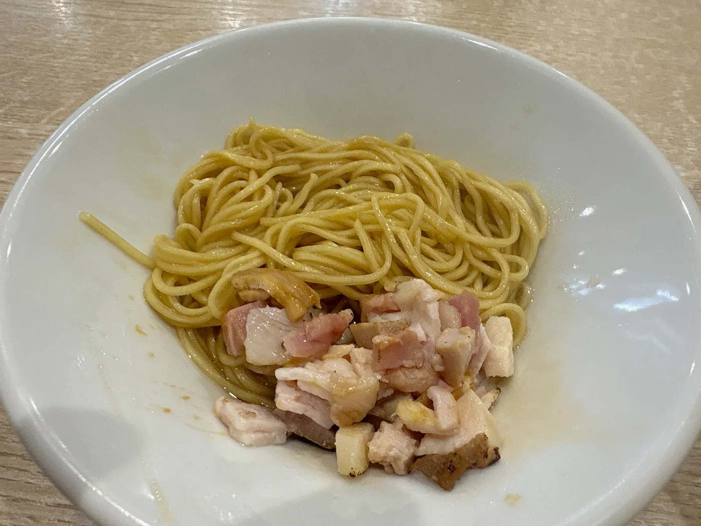 麺屋 伊藤の鶏油あえ玉ハーフ。細麺に角切りのチャーシューがのっている